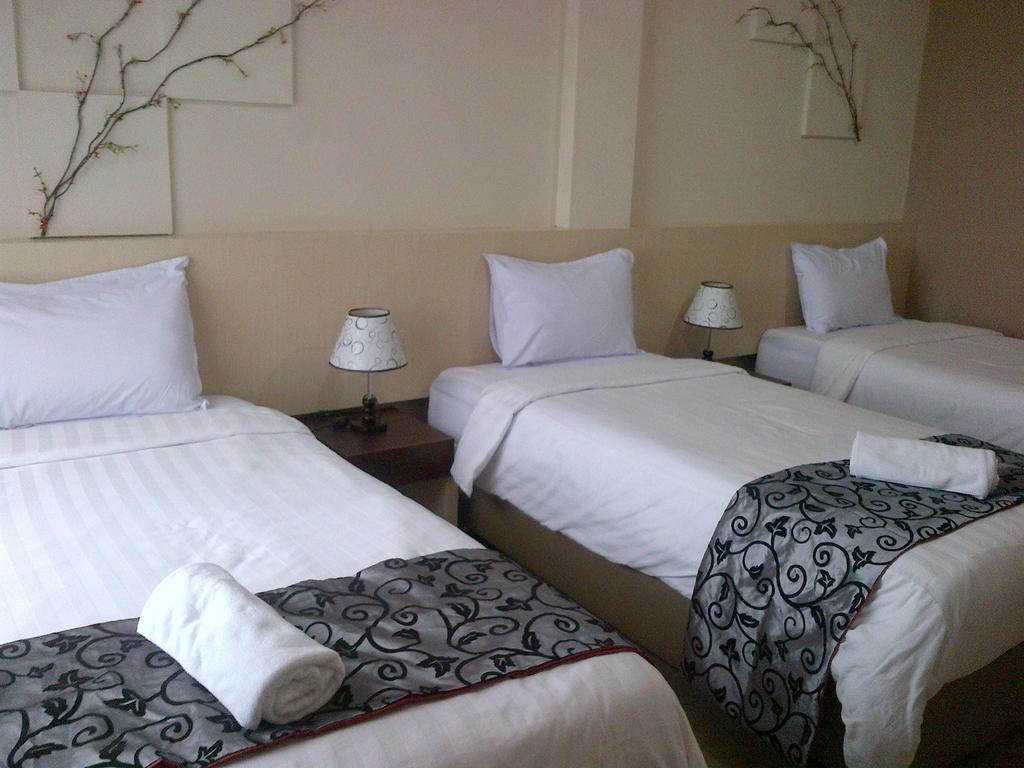 Santa Monica Hotel And Convention Ciherangsating Номер фото